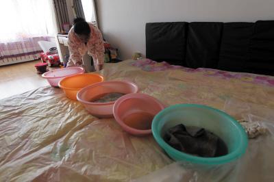 新乡楼上漏水，住户失联，小区没物管，业主维权难！律师来支招……